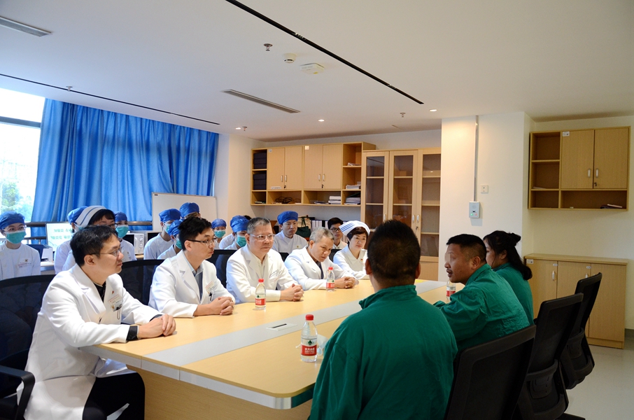 我院暖心护送外籍罕见病患儿回家