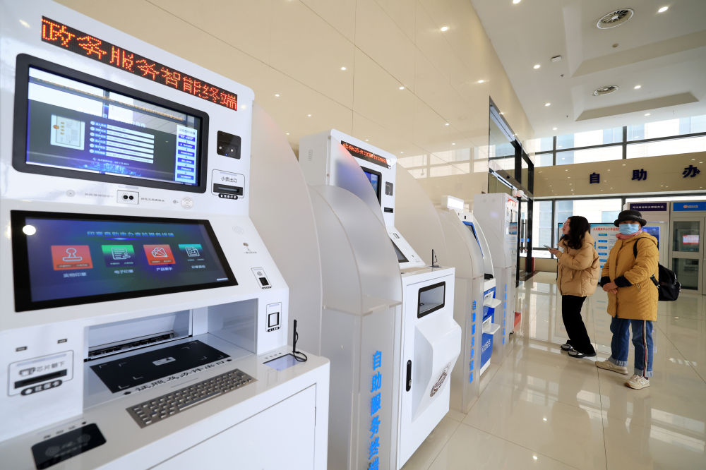 【新华社】习近平总书记关切事 | 百姓的“急难愁盼”，办！——总书记挂念的百姓身边改革事之政务服务篇