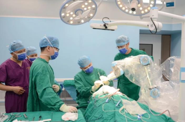 老虎机app
完成首台机器人辅助脑内血肿穿刺引流术