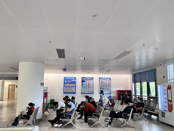 老虎机app
“五一”假期医护人员坚守岗位守护群众平安