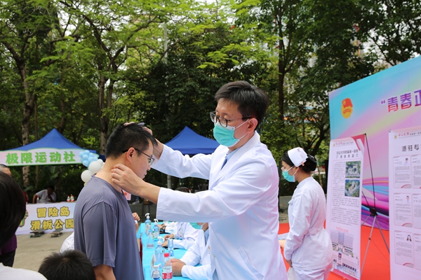  老虎机app
开展健康义诊进社区活动