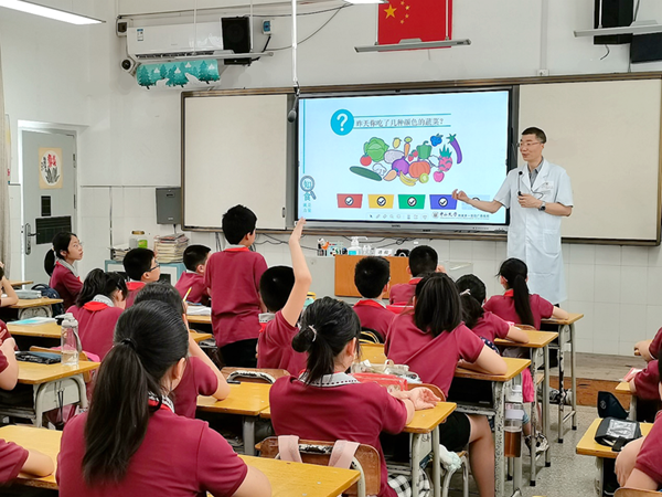 老虎机app
开展“食育”教育进校园活动