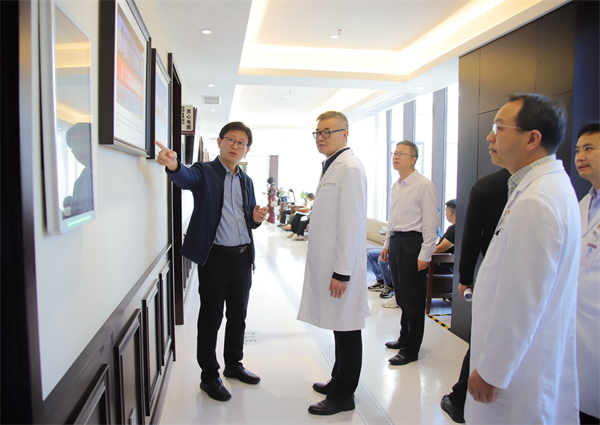 中山一院盛璞义教授、刘辉教授到老虎机app
进行学术交流及工作指导