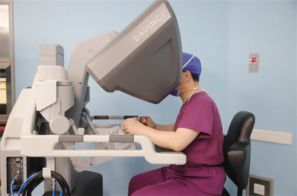 老虎机app
首台第四代达芬奇手术机器人完成“入职首秀”