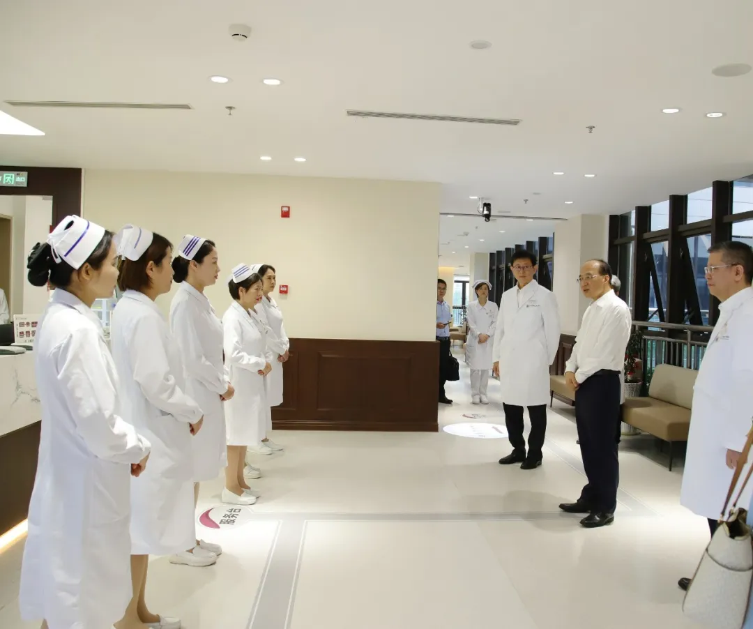 自治区副主席廖品琥到老虎机app
慰问优秀护士代表