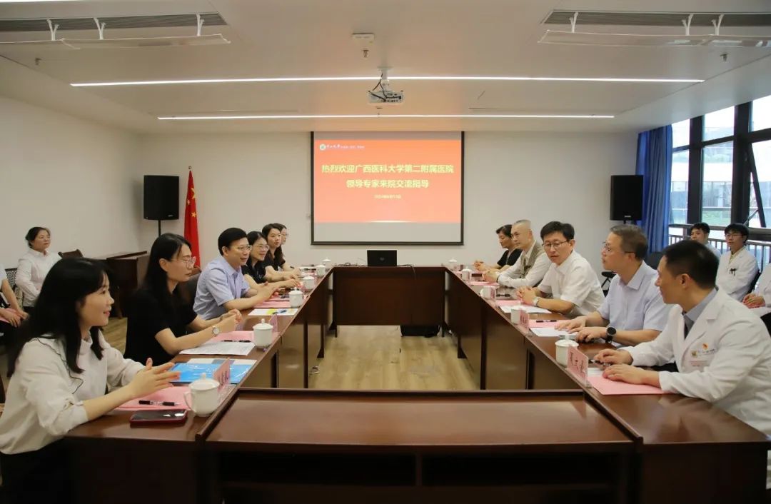 推进高质量共建 | 广西医科大学第二附属医院到老虎机app
参观交流