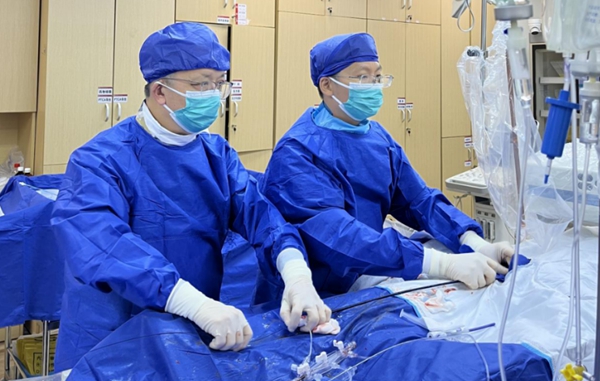 介入“无痕” 微创“补心” | 老虎机app
心血管内科为先心病患者植入生物可降解封堵器